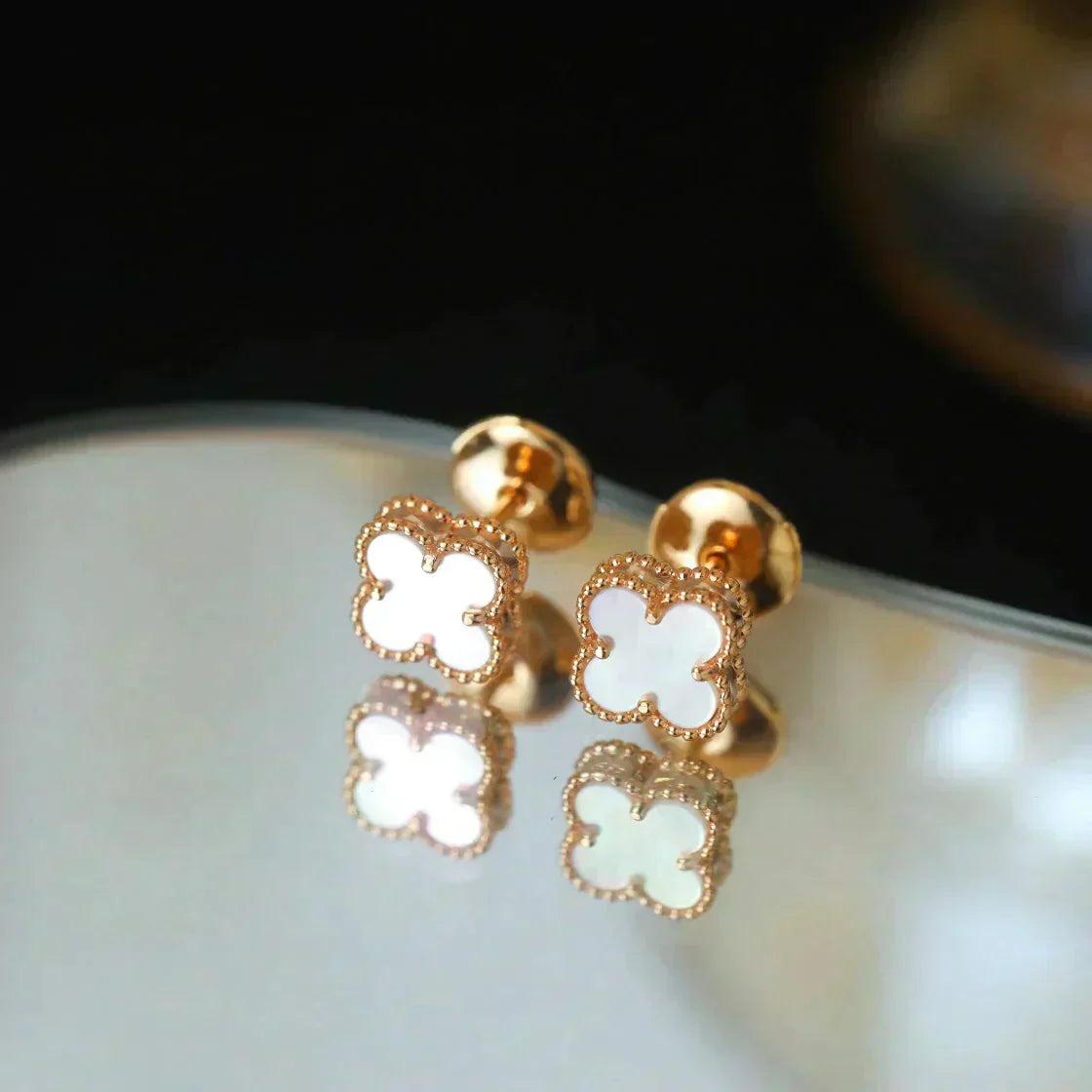 [ORA]CLOVER MINI 9.5MM WHITE MOP EARRINGS