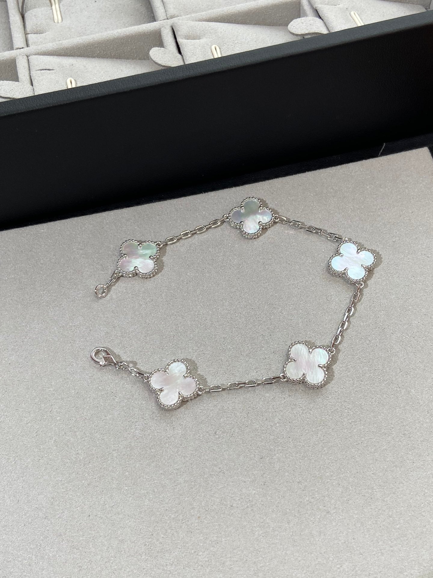 [ORA]CLOVER WHITE PEARL MOP 5 MOTIF BRACELET COLLECTION