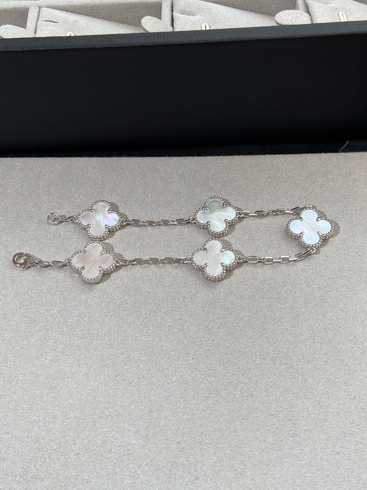 [ORA]CLOVER ARMBAND-KOLLEKTION MIT 5 MOTIVEN IN WEISSEM PERLMUTT