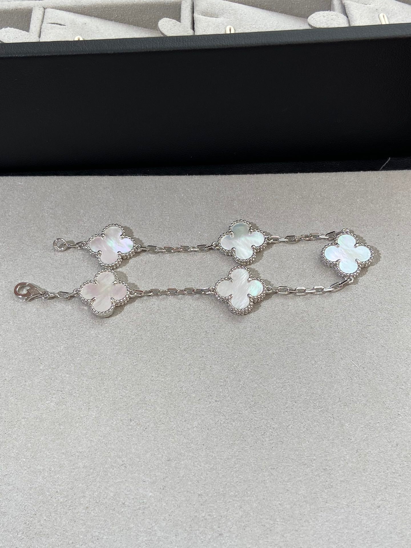 [ORA]CLOVER WHITE PEARL MOP 5 MOTIF BRACELET COLLECTION