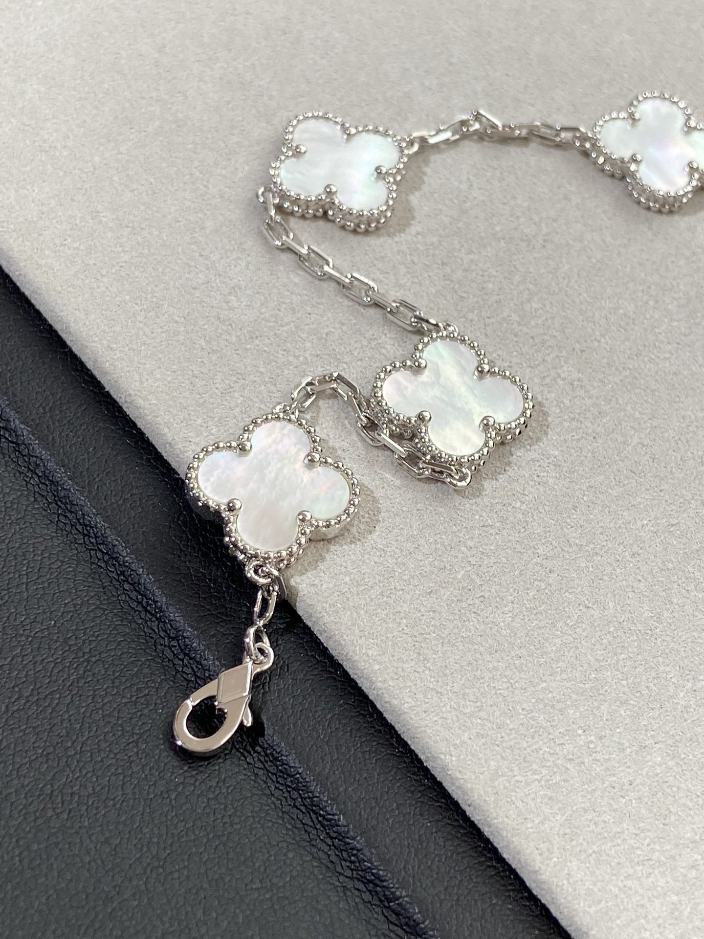 [ORA]CLOVER WHITE PEARL MOP 5 MOTIF BRACELET COLLECTION