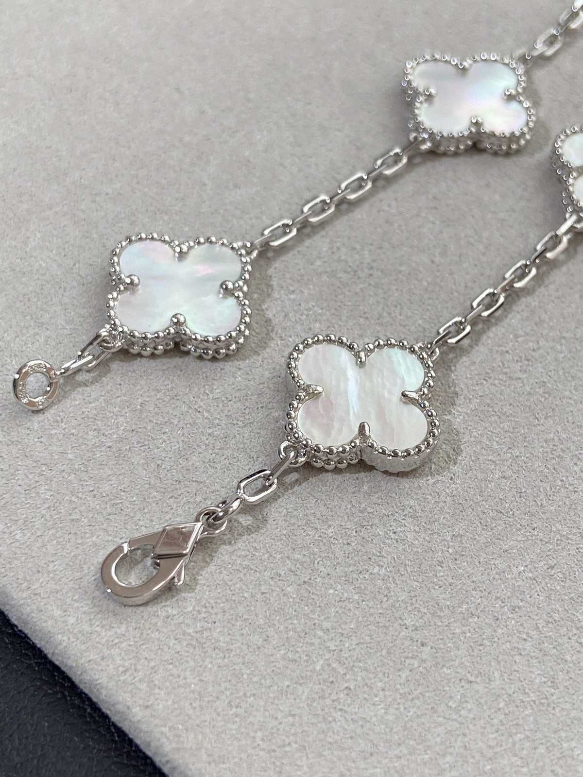 [ORA]CLOVER ARMBAND-KOLLEKTION MIT 5 MOTIVEN IN WEISSEM PERLMUTT
