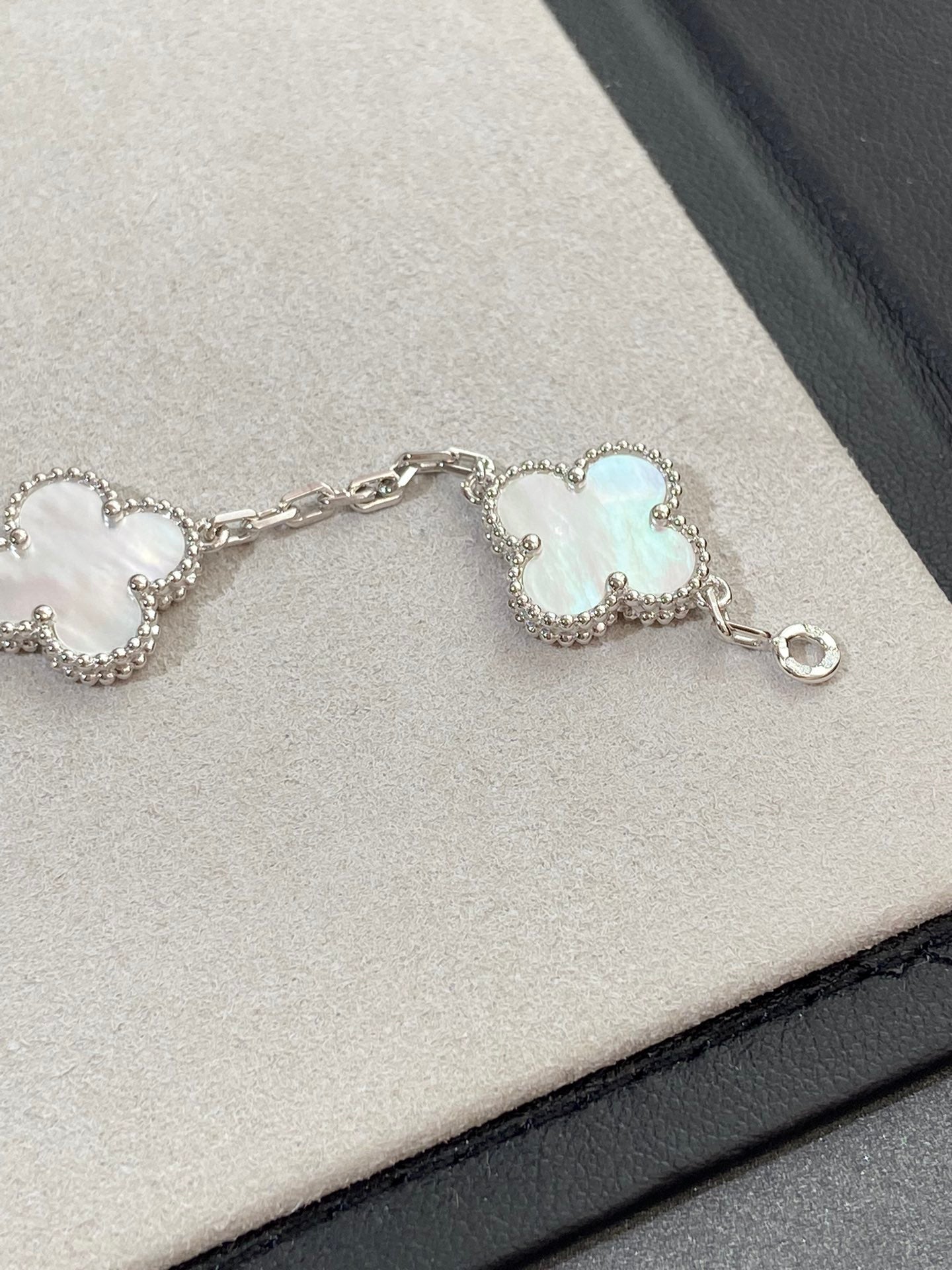 [ORA]CLOVER WHITE PEARL MOP 5 MOTIF BRACELET COLLECTION