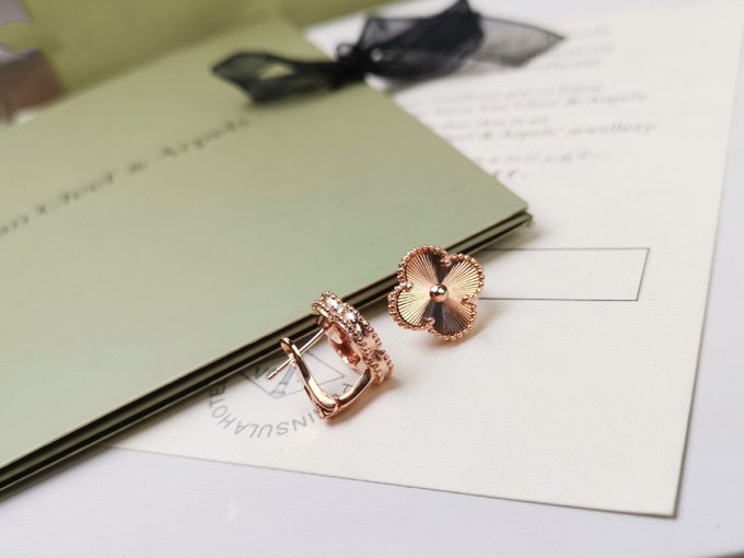 [ORA]CLOVER MEDIUM STUD EARRINGS