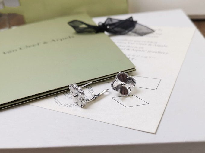 [ORA]CLOVER MEDIUM STUD EARRINGS