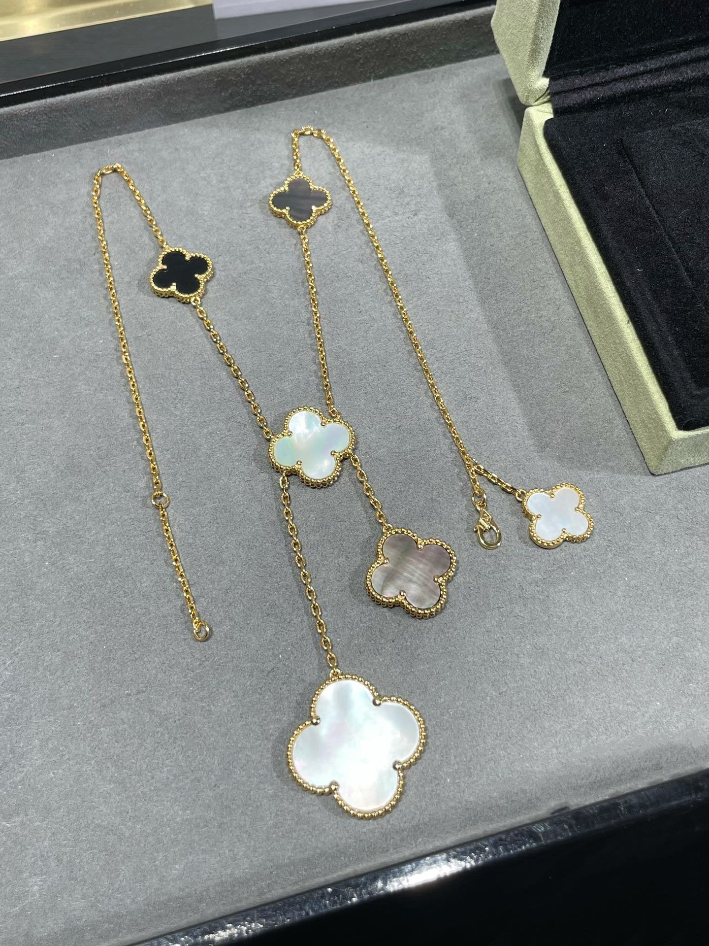 [ORA]CLOVER 6 MOTIF MOP ONYX GOLD NECKLACE