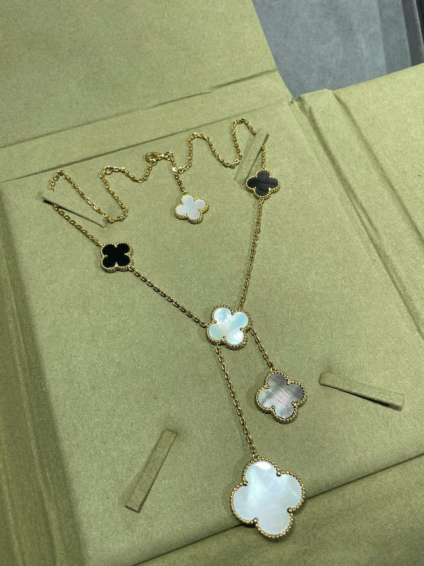 [ORA]CLOVER 6 MOTIF MOP ONYX GOLD NECKLACE