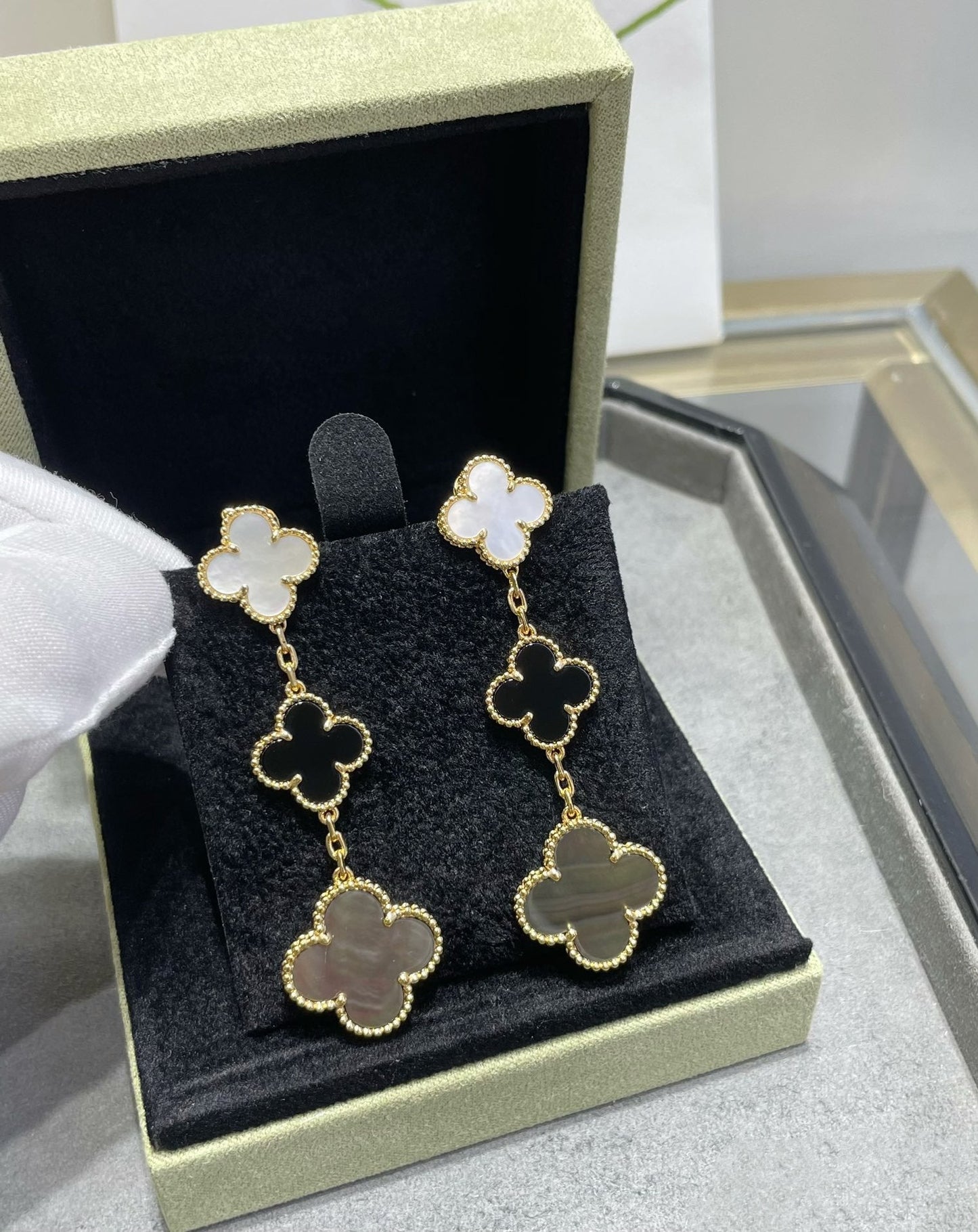 [ORA]CLOVER 3 MOTIF MOP ONYX DARK MOP PINK GOLD EARRINGS