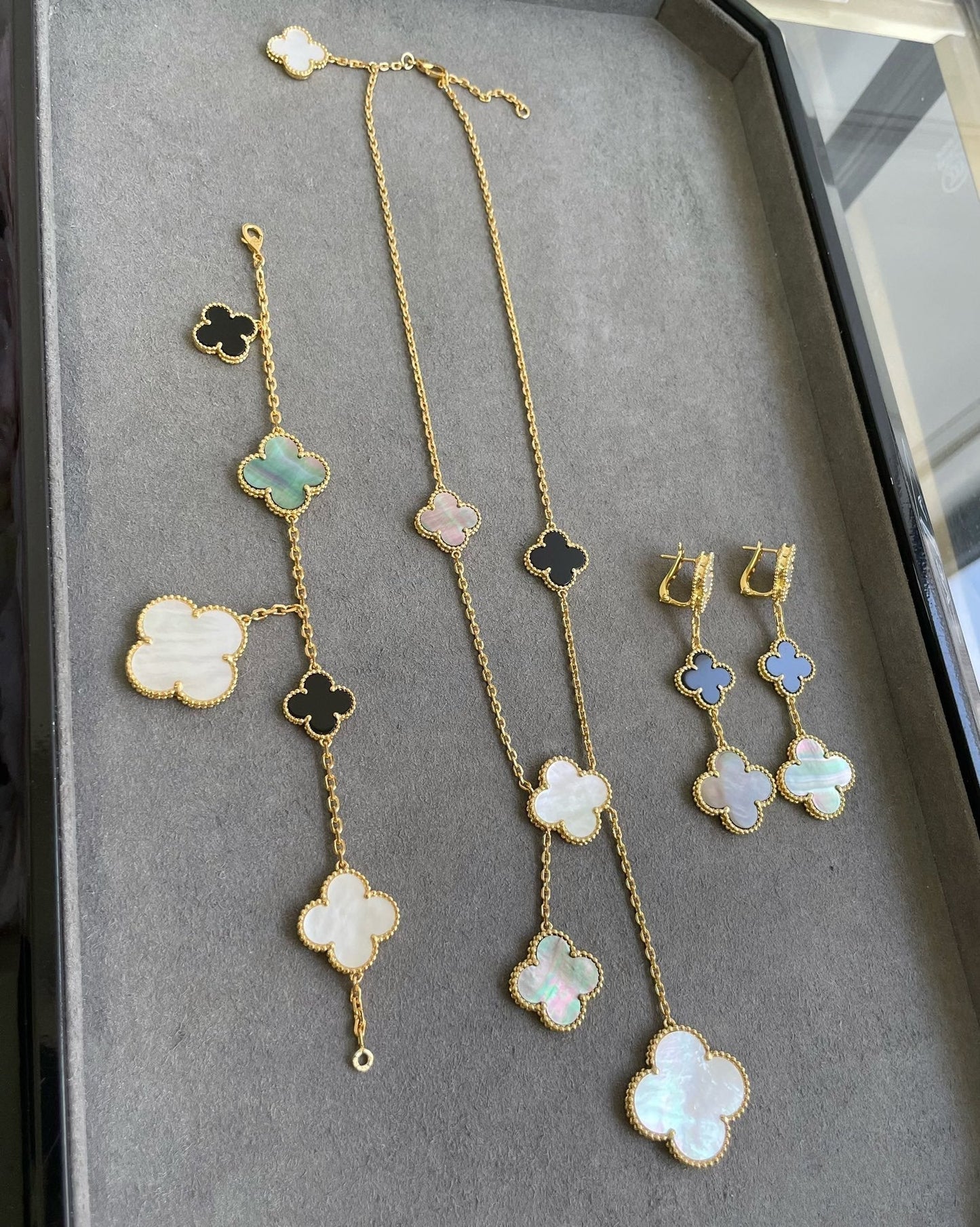 [ORA]CLOVER 3 MOTIF MOP ONYX DARK MOP PINK GOLD EARRINGS