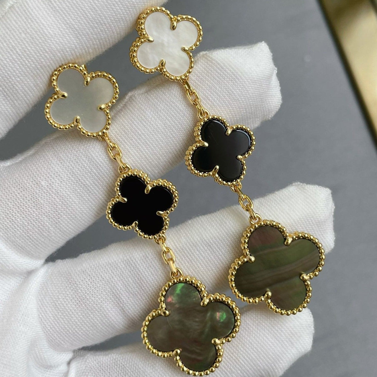 [ORA]CLOVER 3 MOTIV OHRRINGE AUS PERLMUTT, ONYX, DUNKLEM PERLMUTT UND ROSÉGOLD
