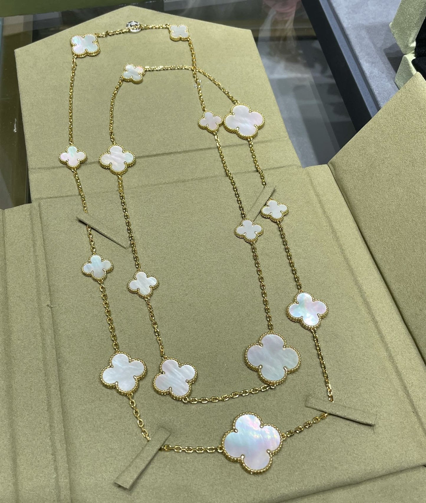 [ORA]CLOVER 16 MOTIV WEISSES MOP GOLD NECKLACE