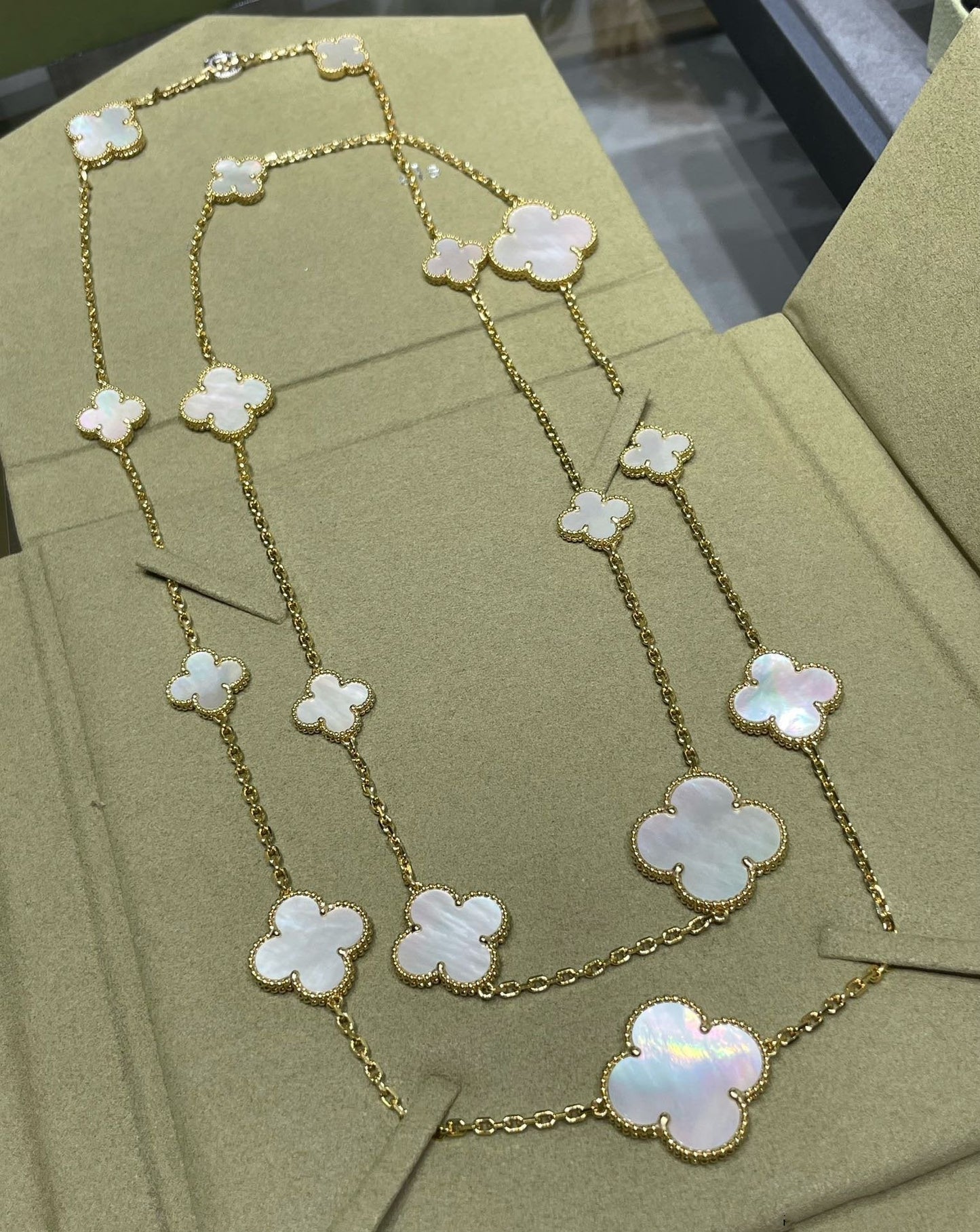 [ORA]CLOVER 16 MOTIV WEISSES MOP GOLD NECKLACE