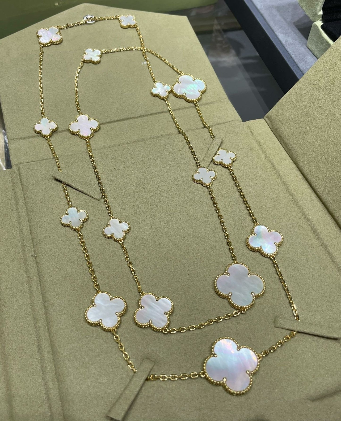 [ORA]CLOVER 16 MOTIV WEISSES MOP GOLD NECKLACE