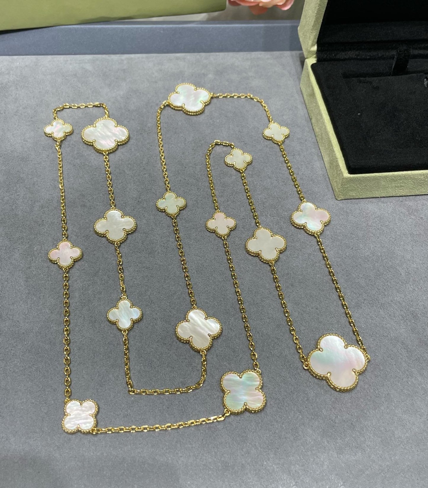 [ORA]CLOVER 16 MOTIV WEISSES MOP GOLD NECKLACE
