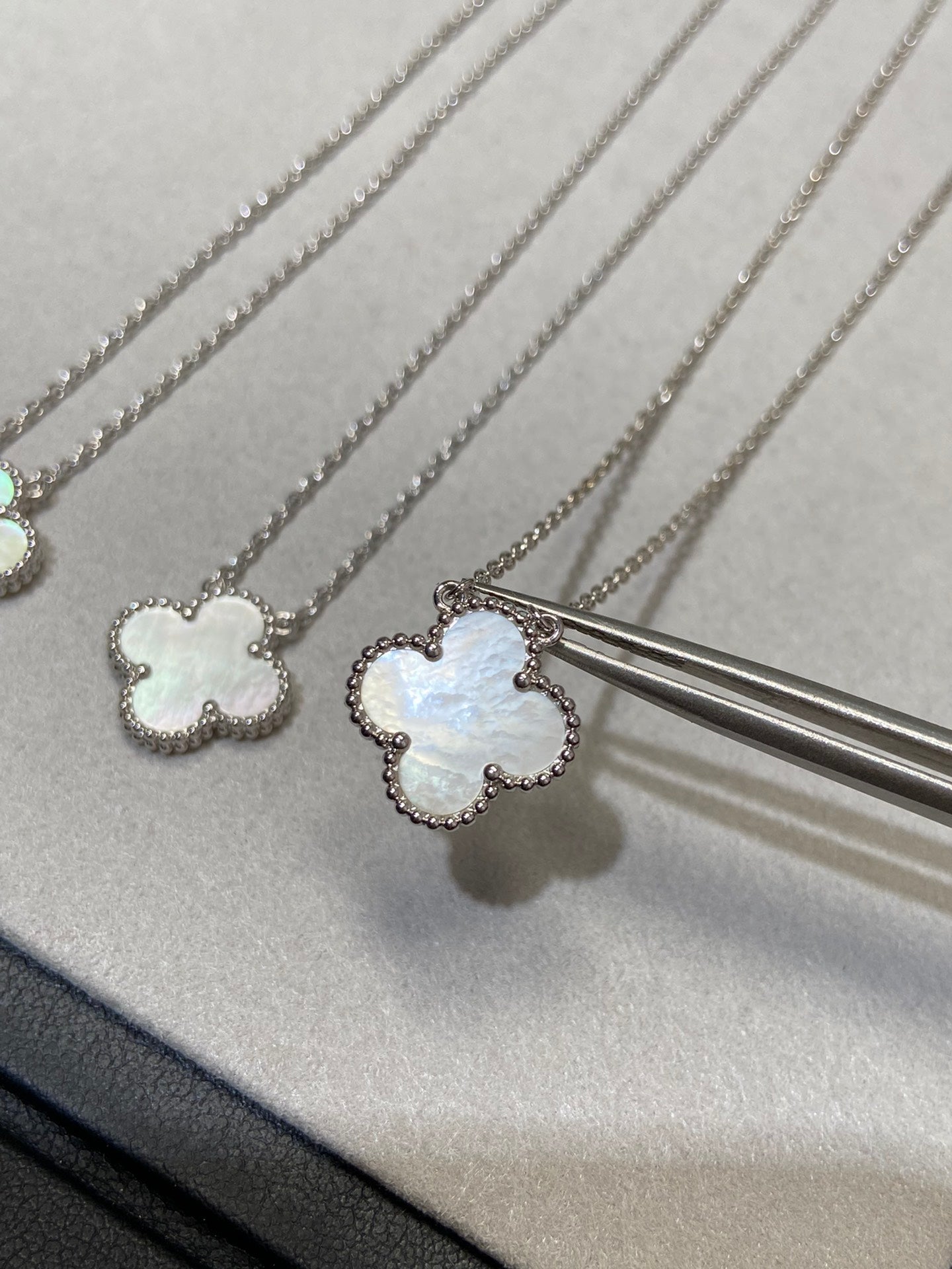 [ORA]CLOVER MEDIUM SILVER WHITE MOP NECKLACE