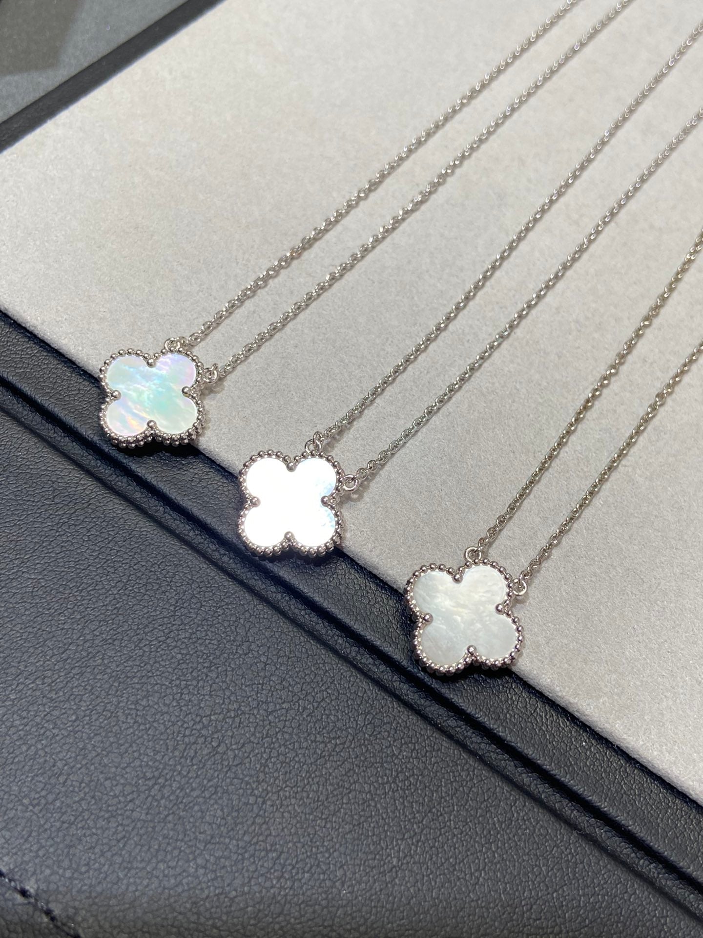 [ORA]CLOVER MEDIUM SILVER WHITE MOP NECKLACE