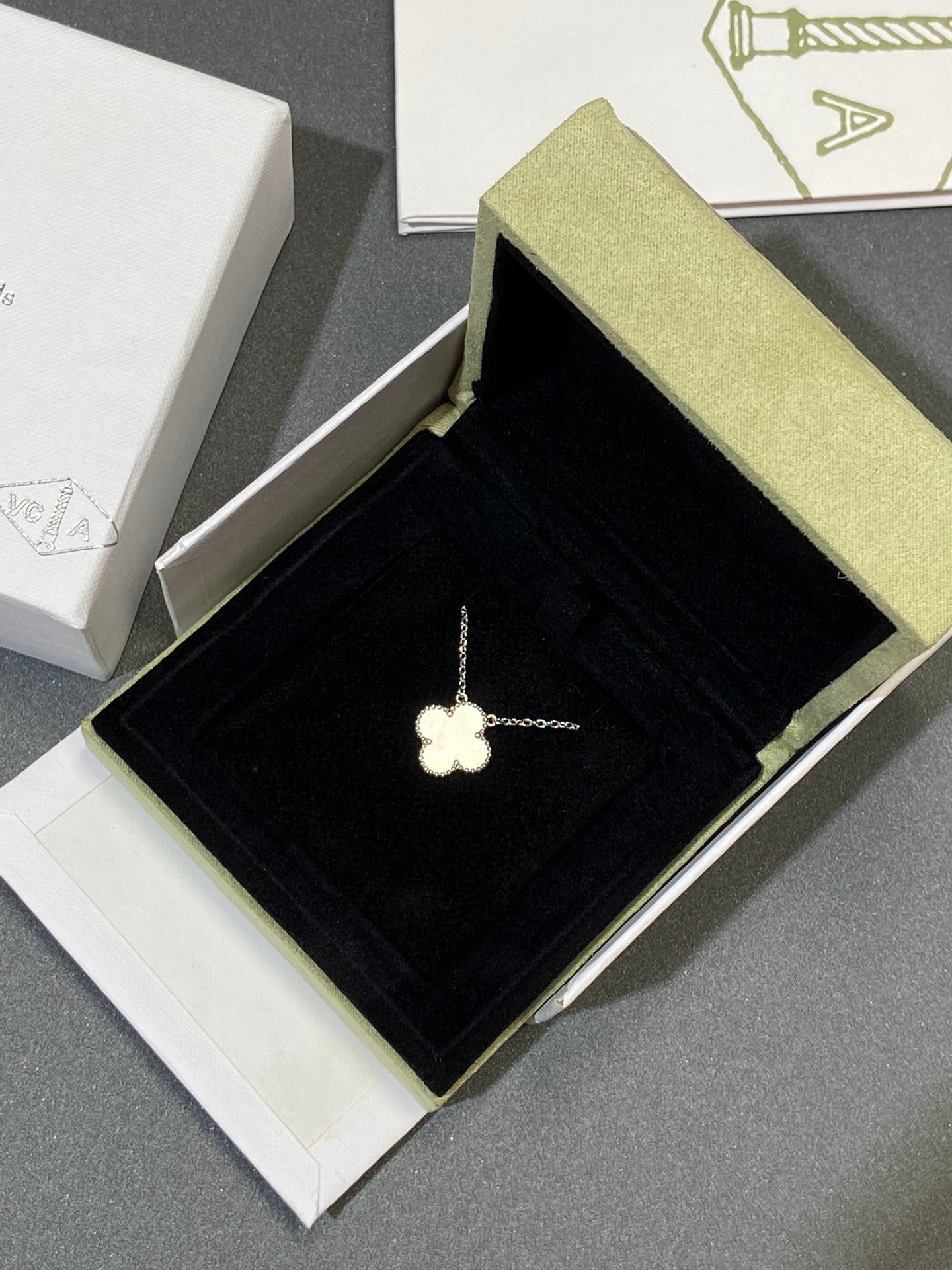 [ORA]CLOVER MEDIUM SILVER WHITE MOP NECKLACE