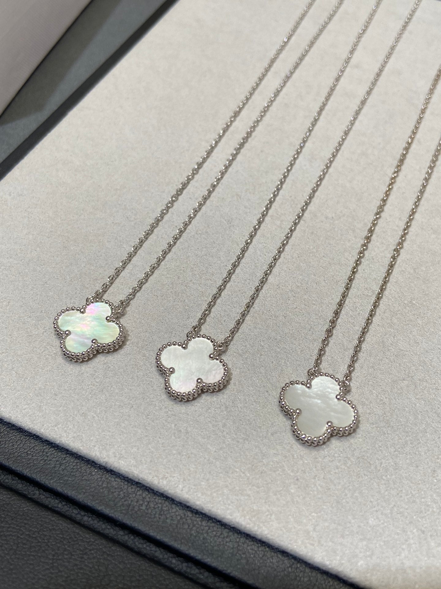 [ORA]CLOVER MEDIUM SILVER WHITE MOP NECKLACE