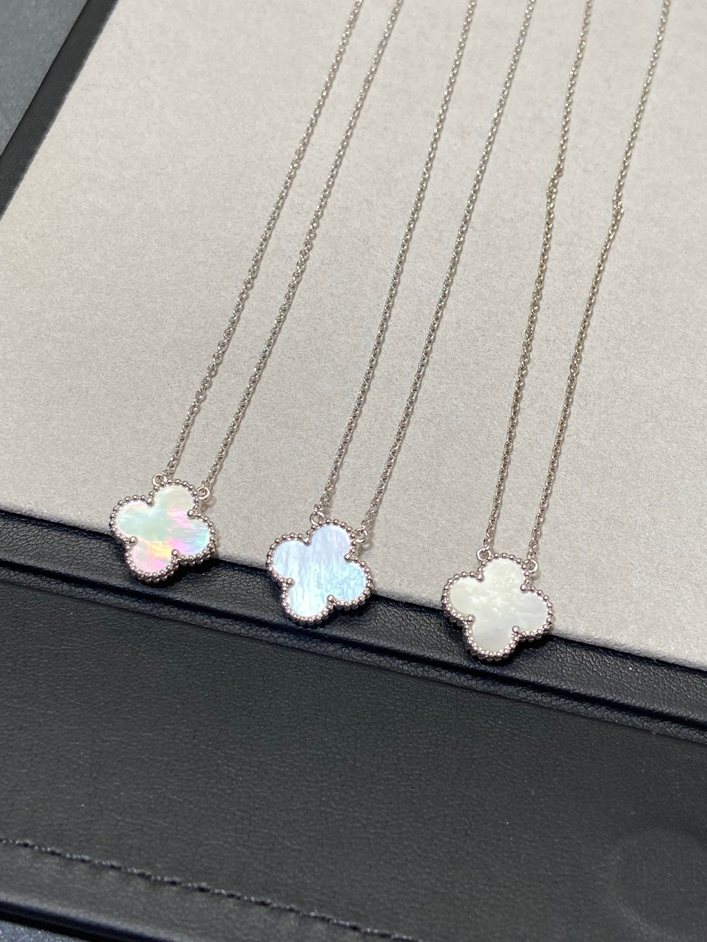 [ORA]CLOVER MEDIUM SILVER WHITE MOP NECKLACE