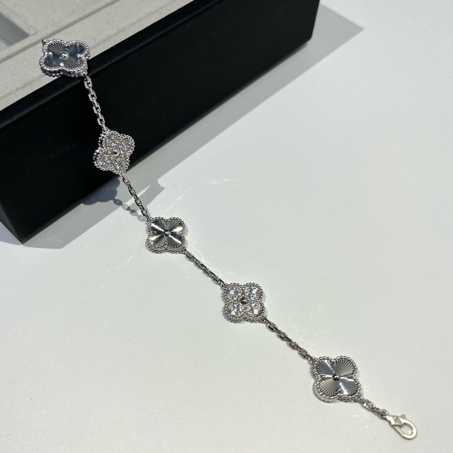 [ORA] CLOVER 5 MOTIF LASER BRACELET COLLECTION