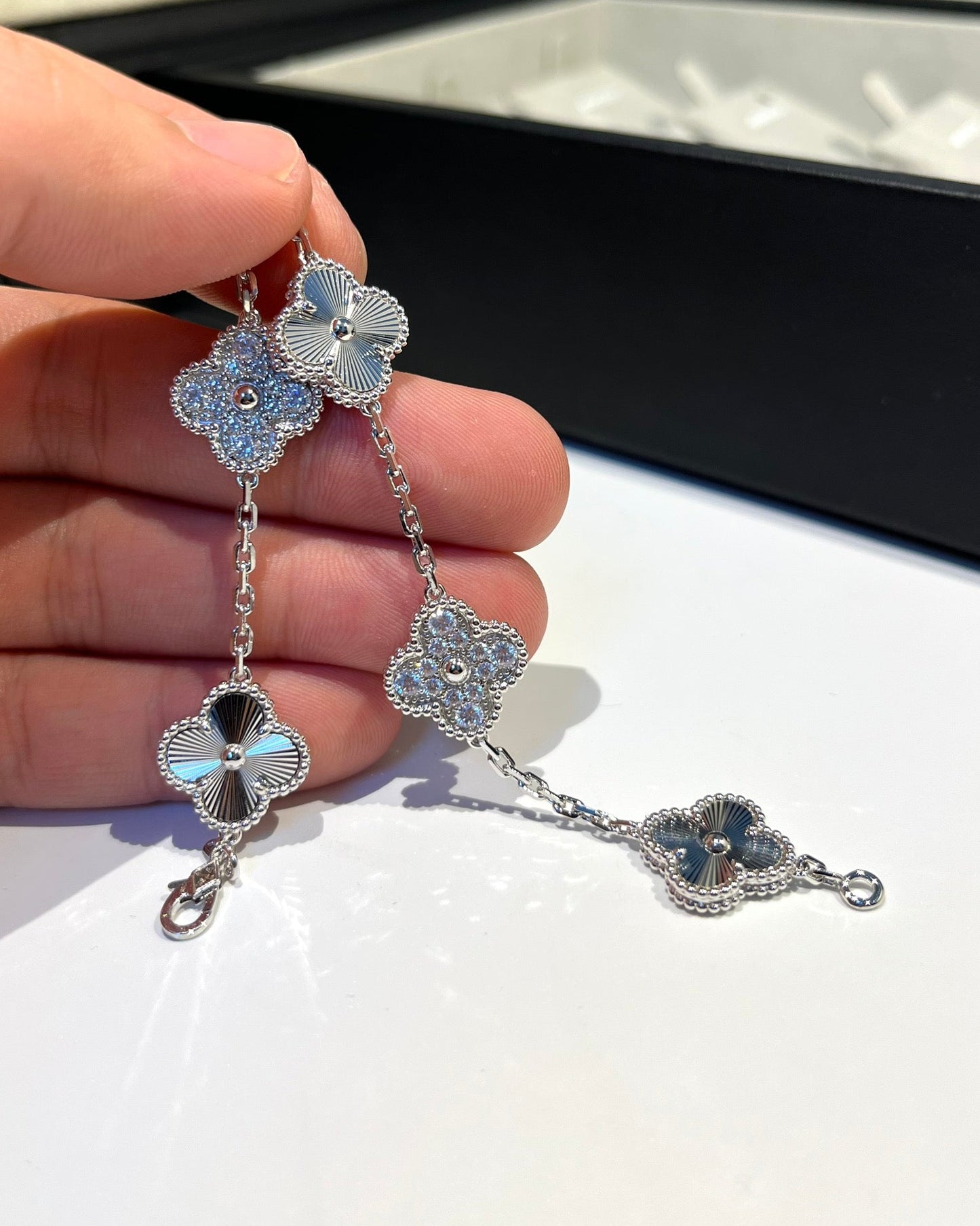 [ORA] CLOVER 5 MOTIF LASER BRACELET COLLECTION
