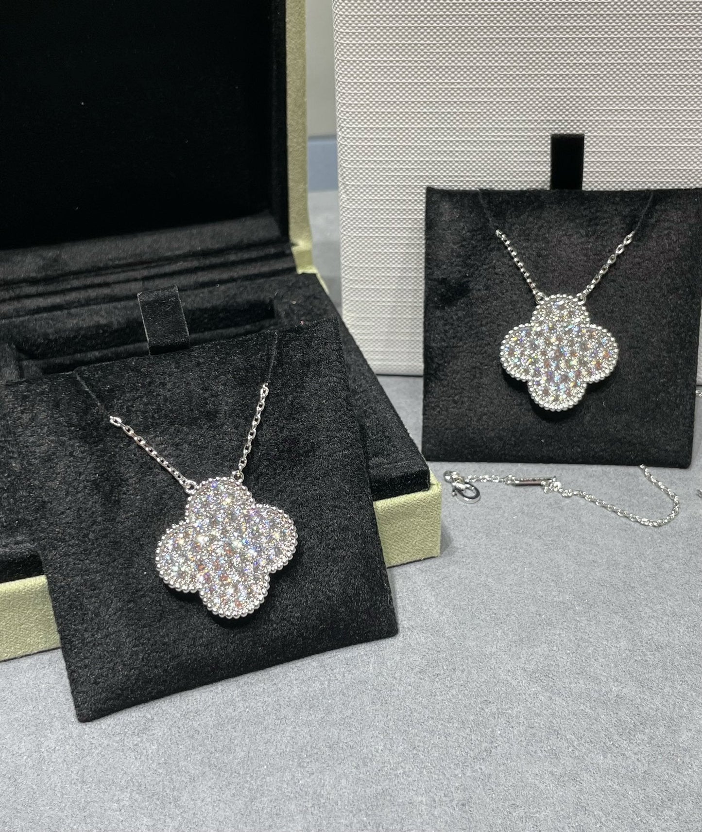 [ORA]KLEE 25MM GROSSER ANHÄNGER DIAMANT PAVÉ SILBERHALSKETTE