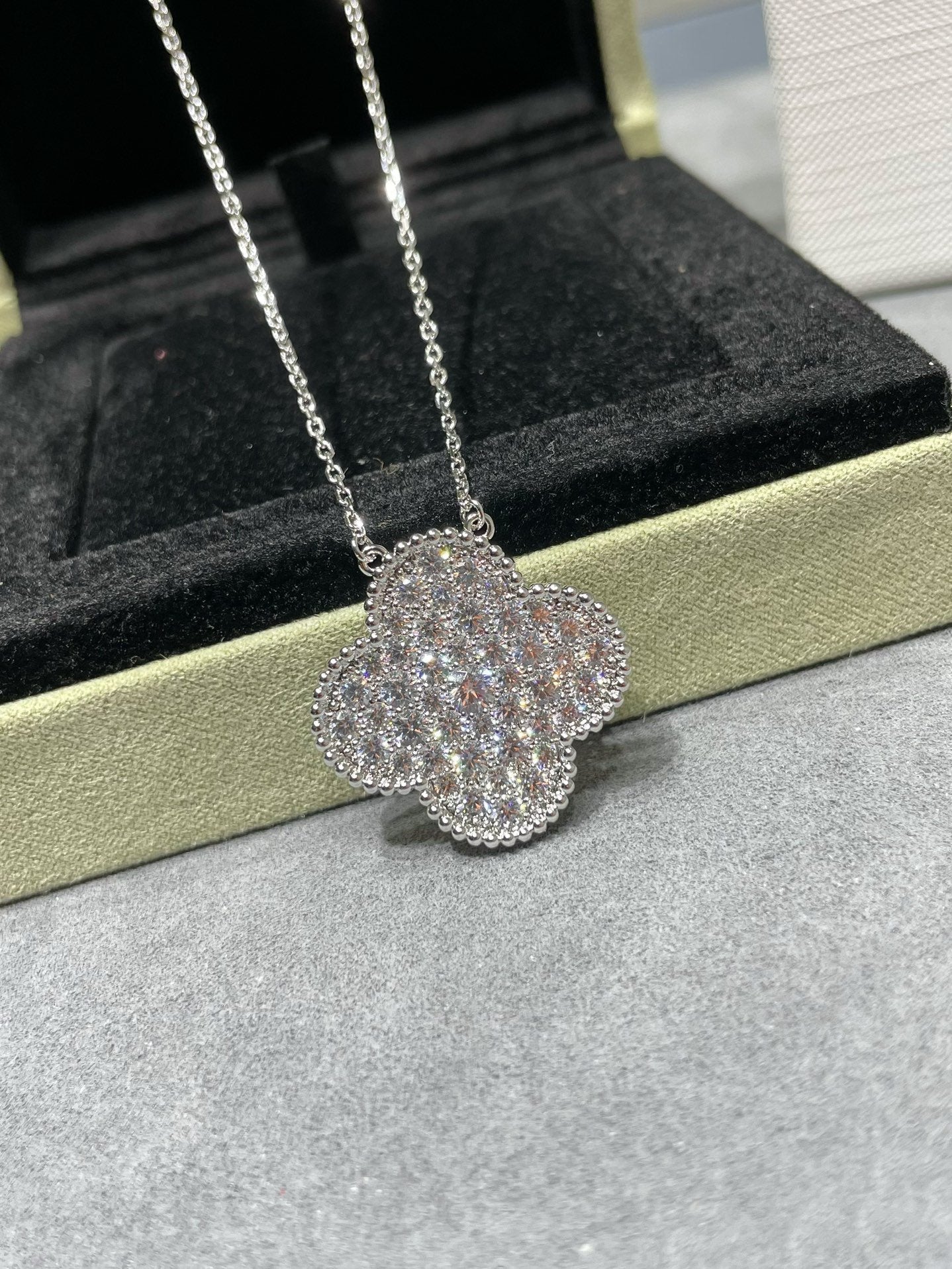 [ORA]KLEE 25MM GROSSER ANHÄNGER DIAMANT PAVÉ SILBERHALSKETTE