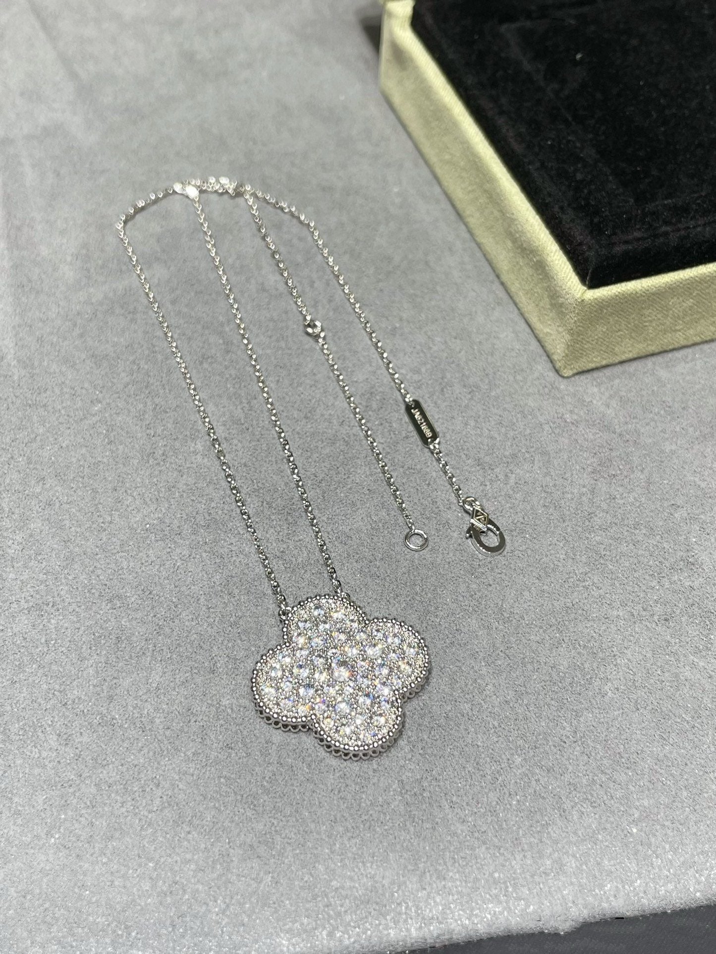 [ORA]KLEE 25MM GROSSER ANHÄNGER DIAMANT PAVÉ SILBERHALSKETTE