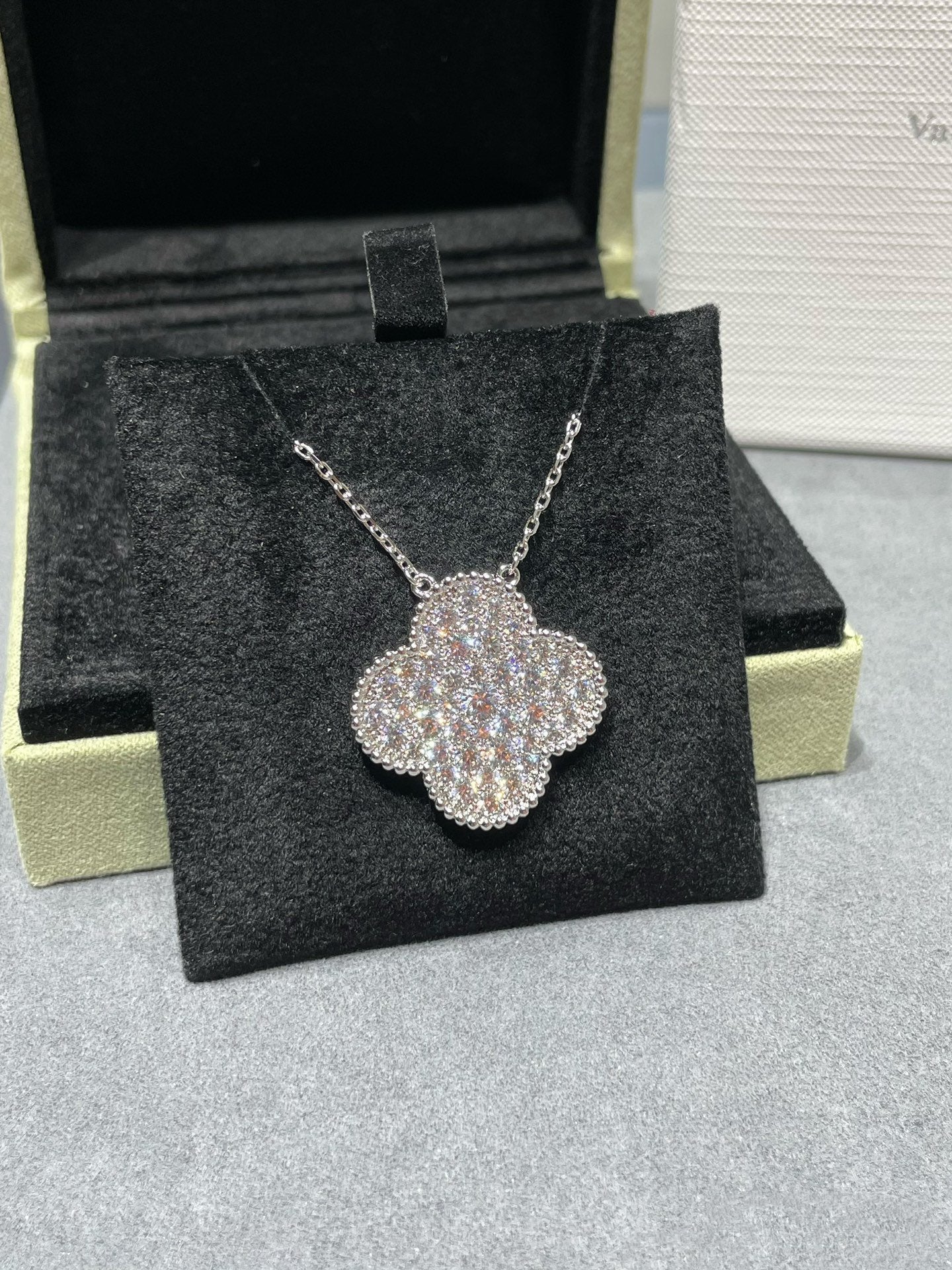 [ORA]KLEE 25MM GROSSER ANHÄNGER DIAMANT PAVÉ SILBERHALSKETTE