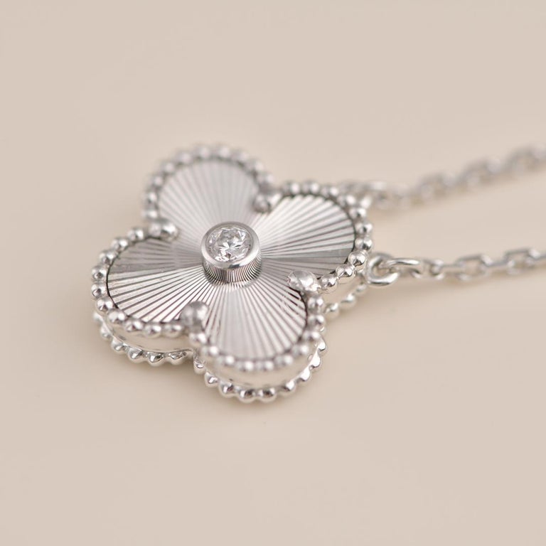 [ORA]CLOVER  15MM DIAMOND LASER NECKLACE SILVER