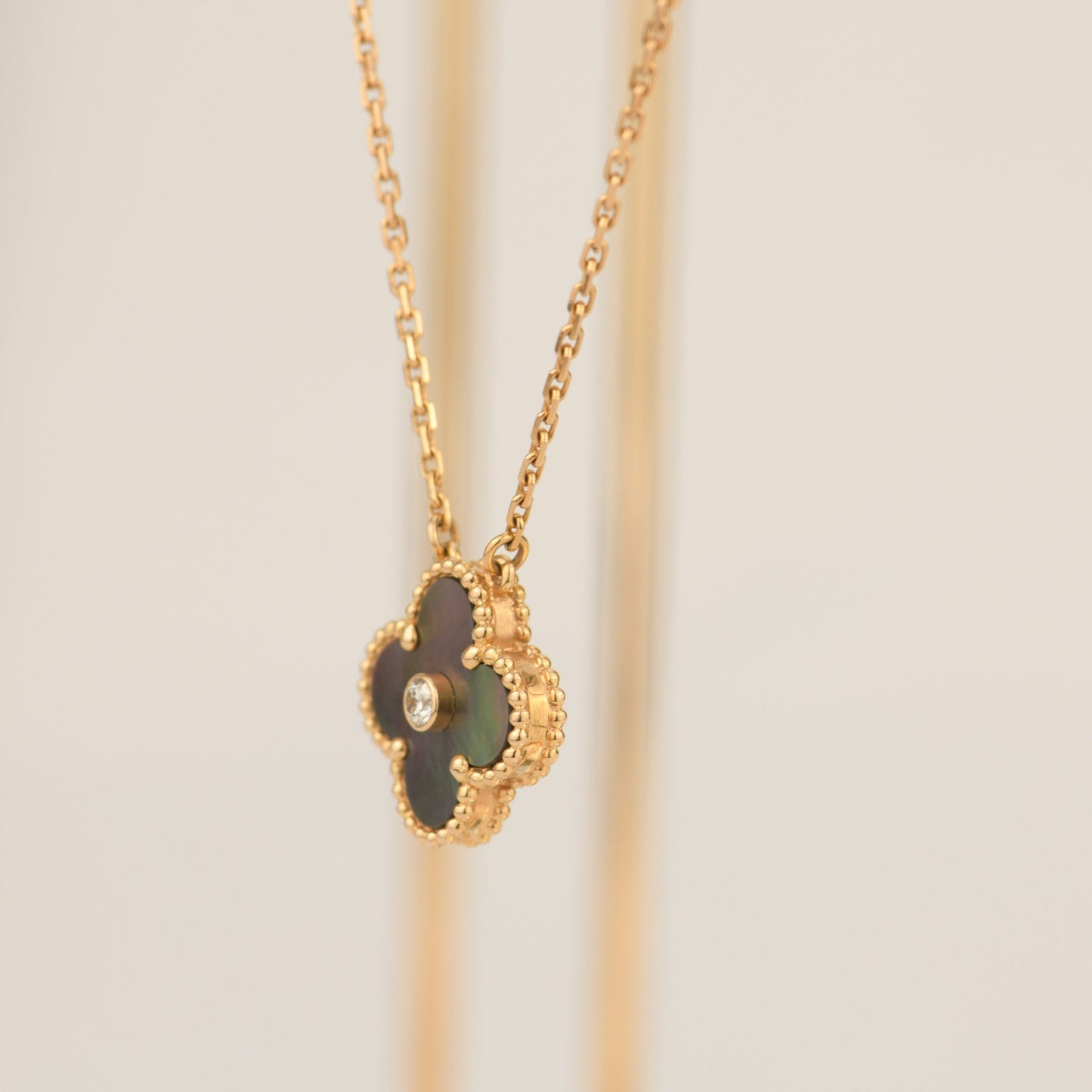 [ORA]CLOVER 15MM DIAMOND AND MOTHER-OF-GREY NECKLACE