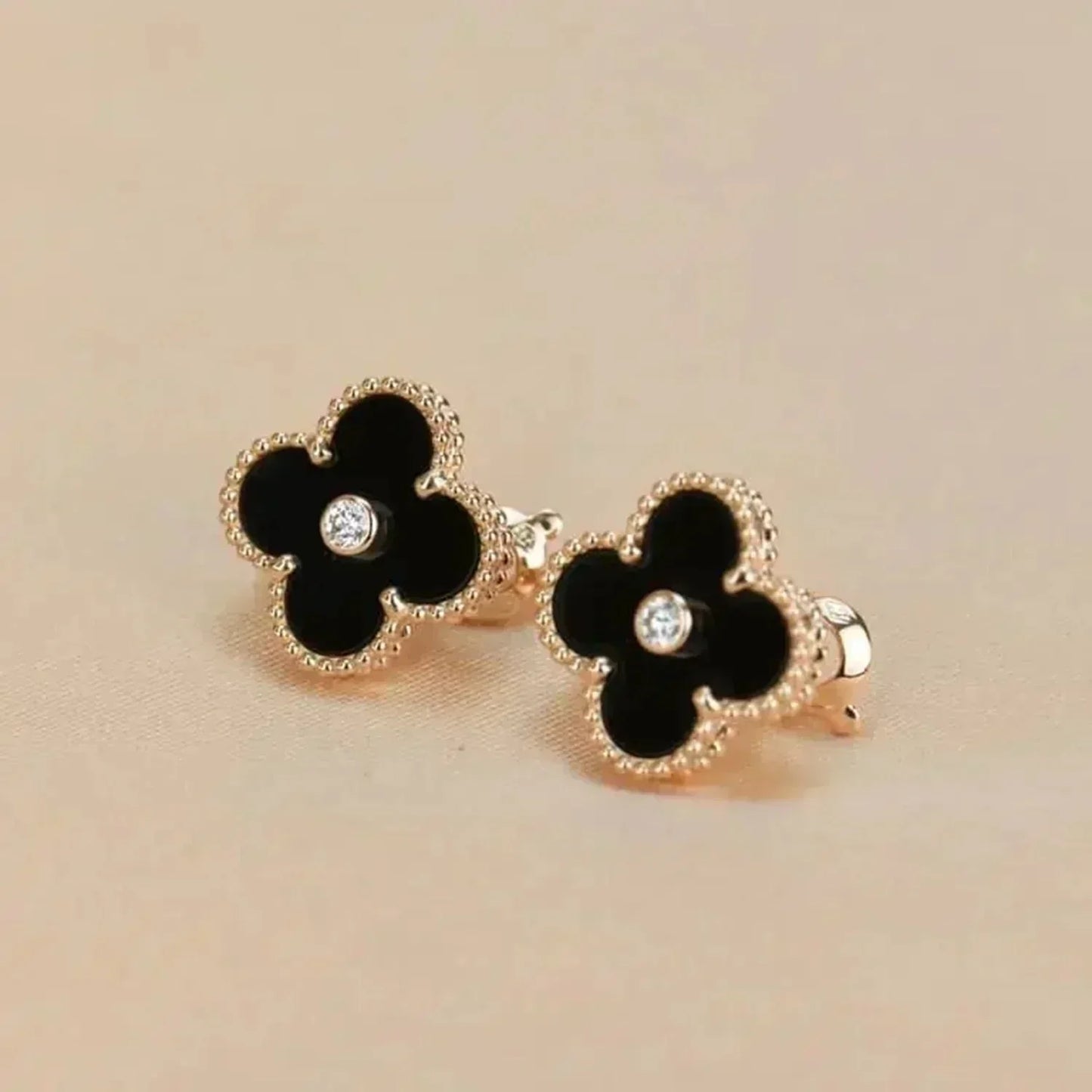 [ORA]CLOVER MEDIUM 1 MOTIFS ONYX DIAMOND EARRINGS