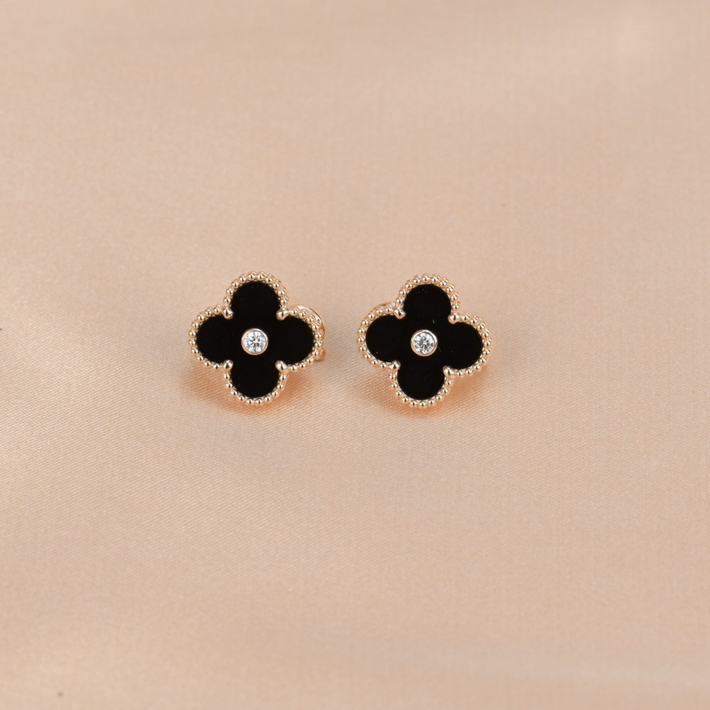 [ORA]CLOVER MEDIUM 1 MOTIFS ONYX DIAMOND EARRINGS