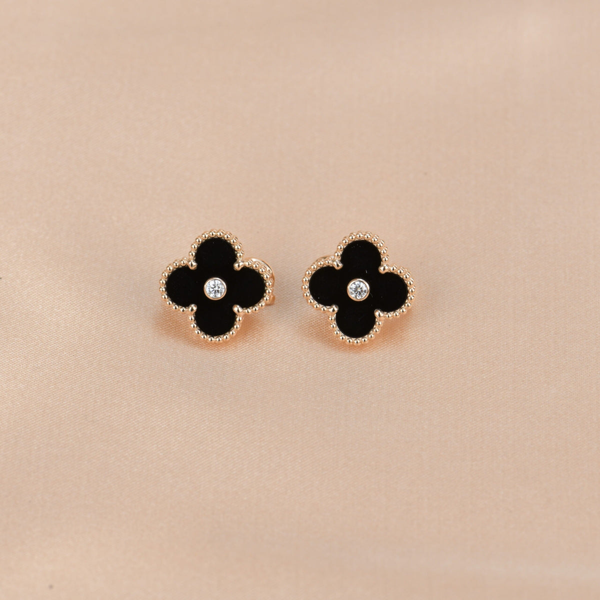 [ORA]CLOVER MEDIUM 1 MOTIFS ONYX DIAMOND EARRINGS