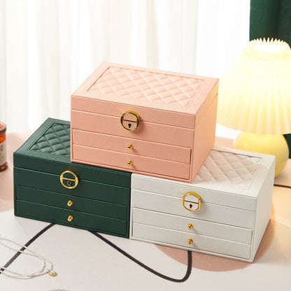 DREISCHICHTIGE SCHMUCKAUFBEWAHRUNGSBOX MIT RAUTENMUSTER UND SCHLOSS