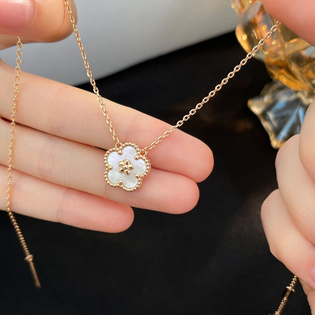 [ORA]LUCKY  WHITE MOP  PLUM BLOSSOM NECKLACE
