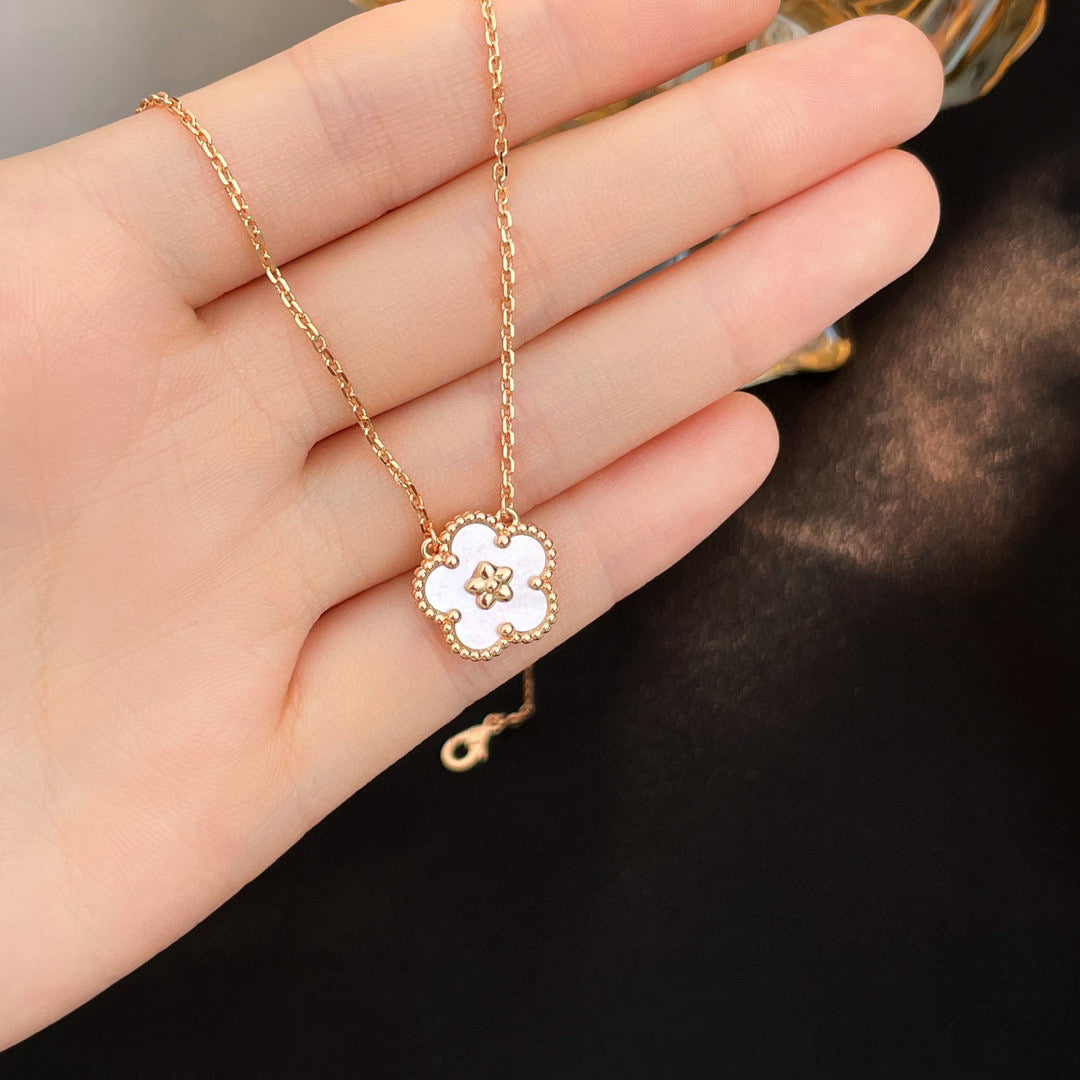 [ORA]LUCKY  WHITE MOP  PLUM BLOSSOM NECKLACE