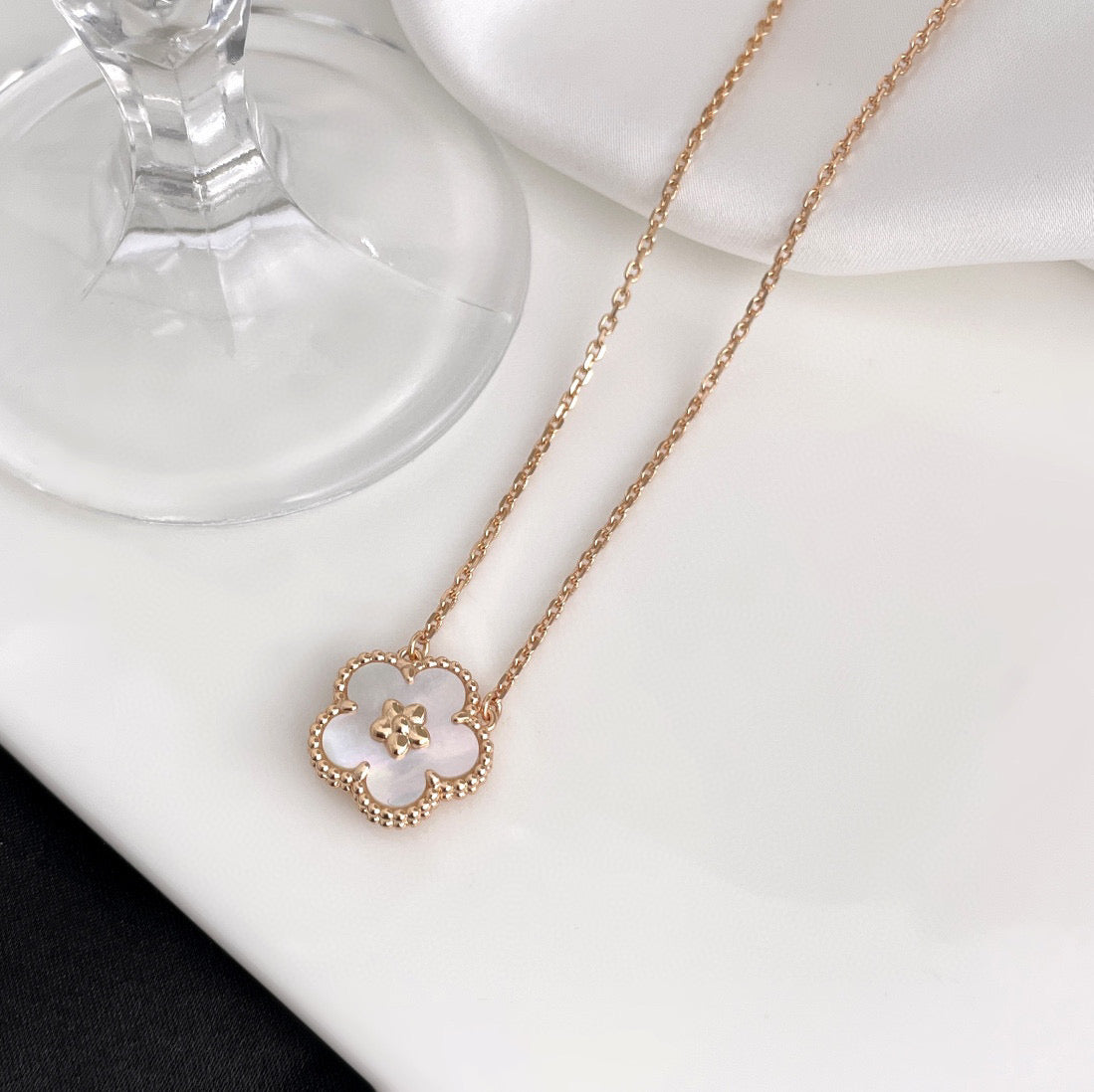 [ORA]LUCKY  WHITE MOP  PLUM BLOSSOM NECKLACE