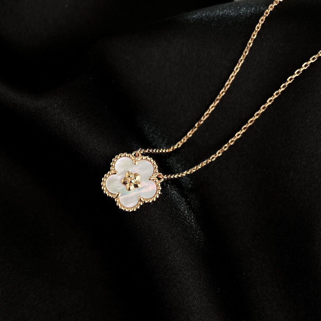 [ORA]LUCKY  WHITE MOP  PLUM BLOSSOM NECKLACE