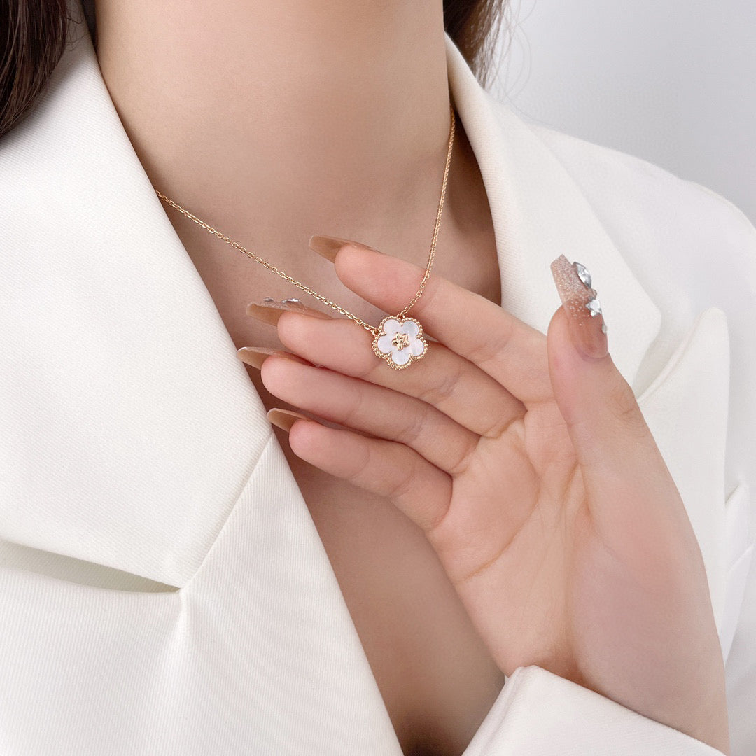 [ORA]LUCKY  WHITE MOP  PLUM BLOSSOM NECKLACE