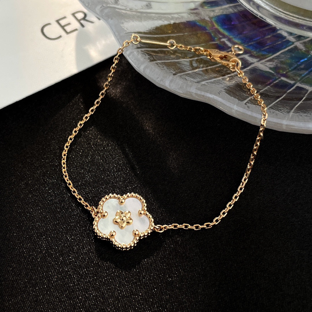 [ORA]LUCKY WHITE MOP PLUM BLOSSOM  BRACELET