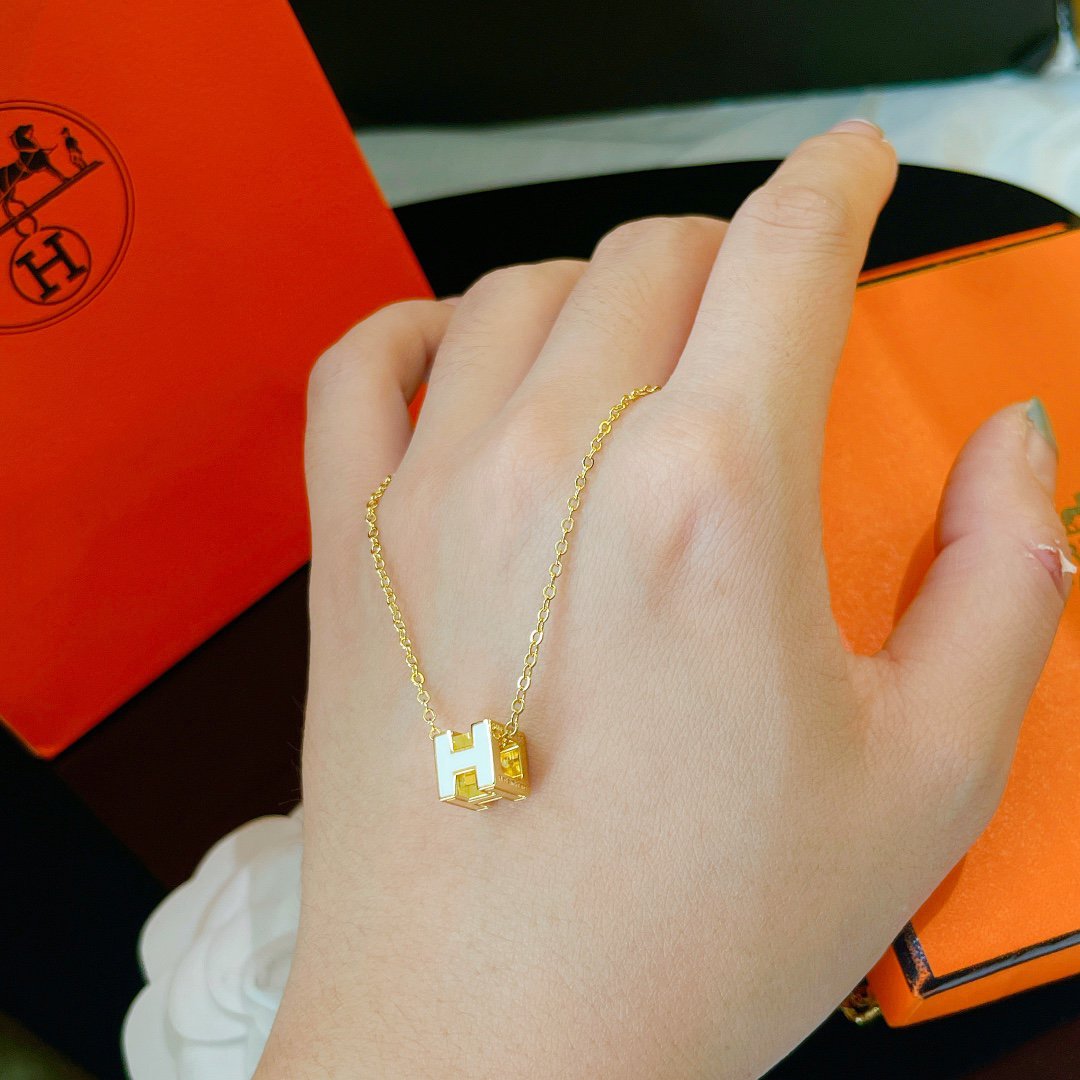 [ORA]H WHITE SQUARE GOLD NECKLACE