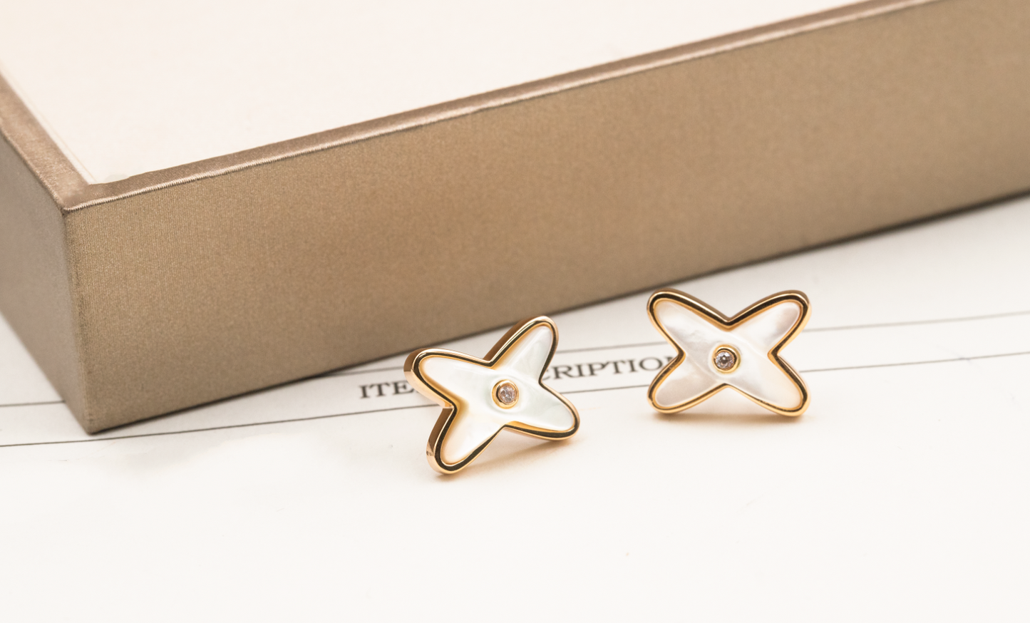 [ORA]JEUX DE WHITE MOP PINK GOLD DIAMOND EARRINGS