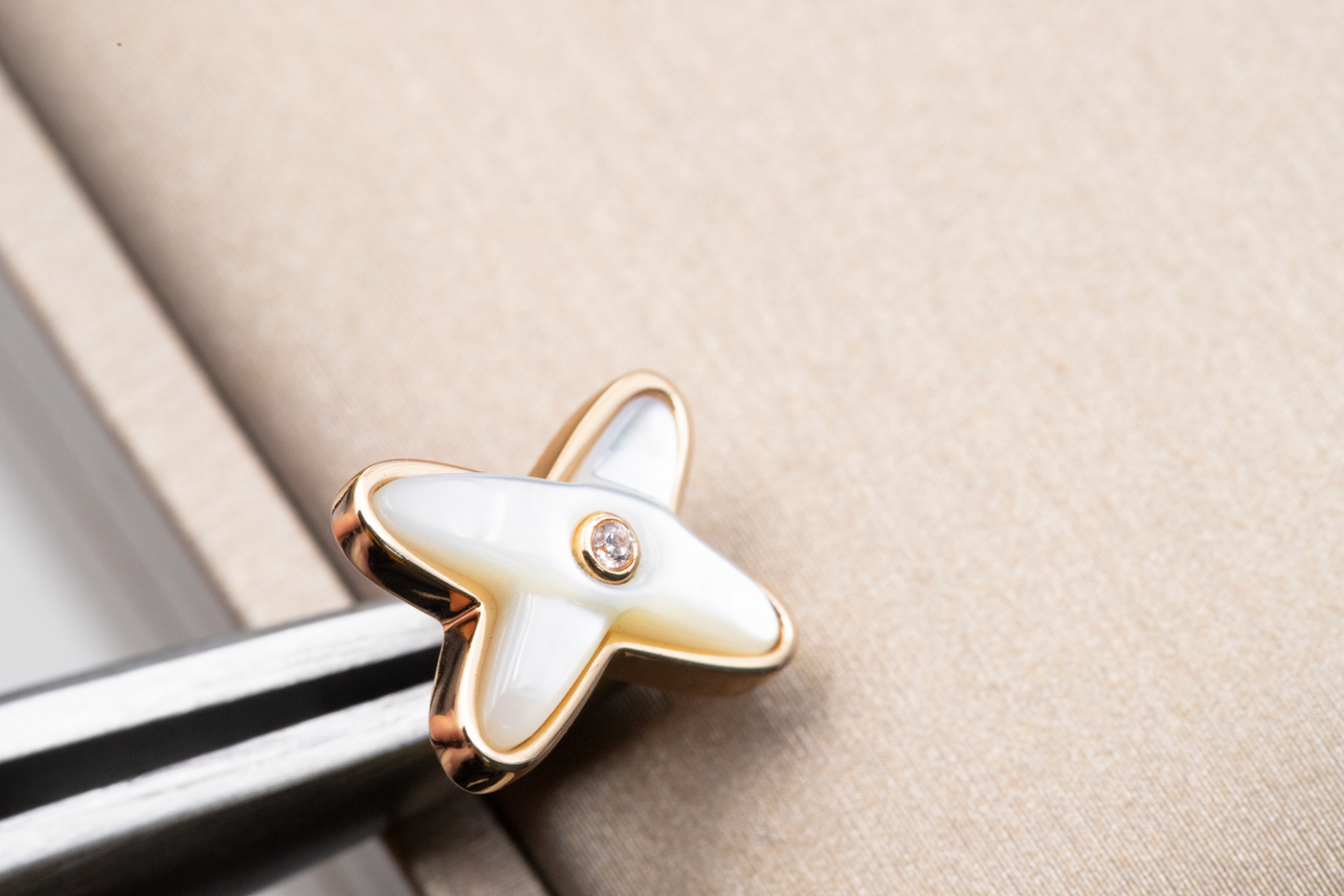 [ORA]JEUX DE WHITE MOP PINK GOLD DIAMOND EARRINGS