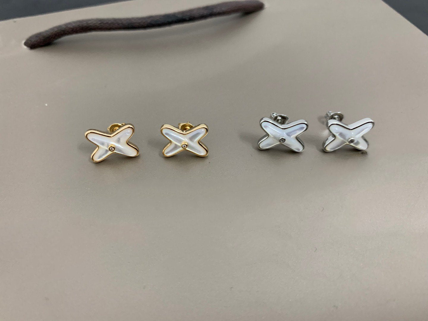 [ORA]JEUX DE WHITE MOP SILVER DIAMOND EARRINGS