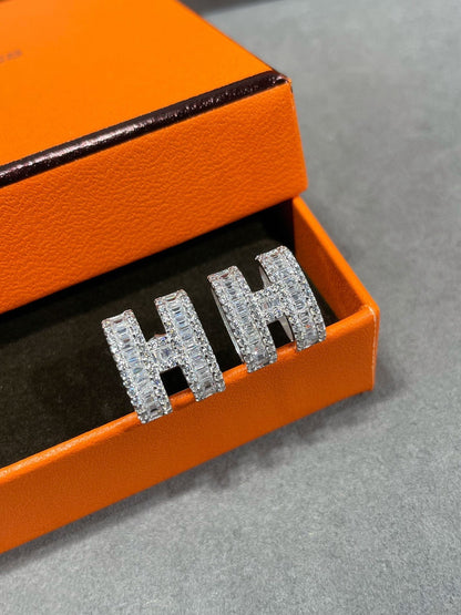 [ORA]H STUD EARRINGS WITH SILVER DIAMONDS