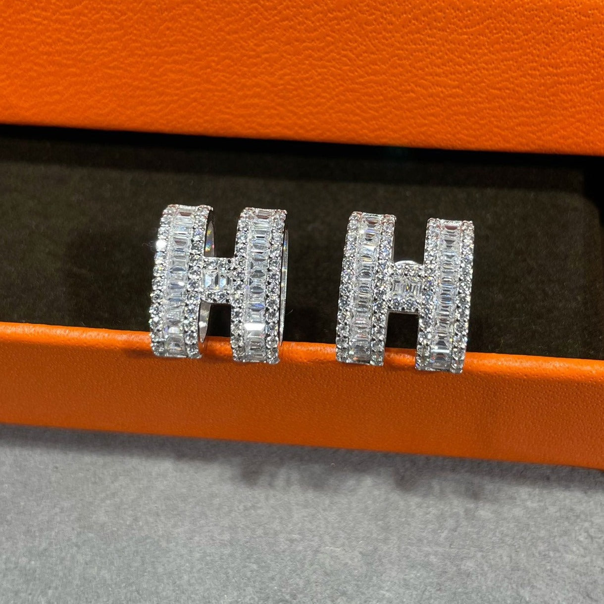 [ORA]H STUD EARRINGS WITH SILVER DIAMONDS