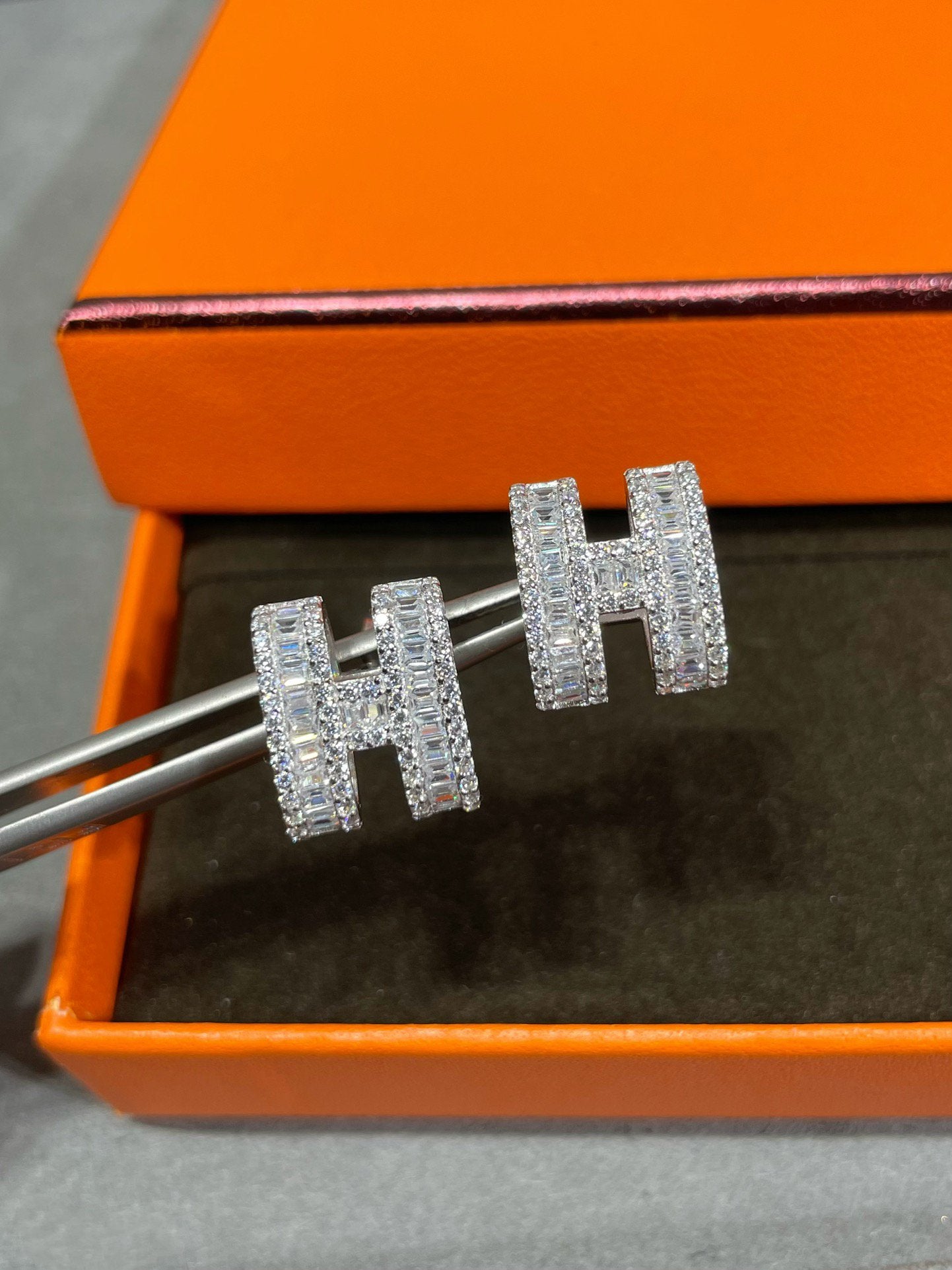 [ORA]H STUD EARRINGS WITH SILVER DIAMONDS