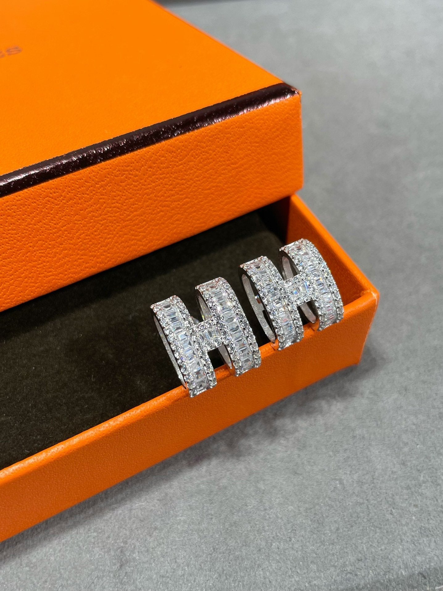 [ORA]H STUD EARRINGS WITH SILVER DIAMONDS