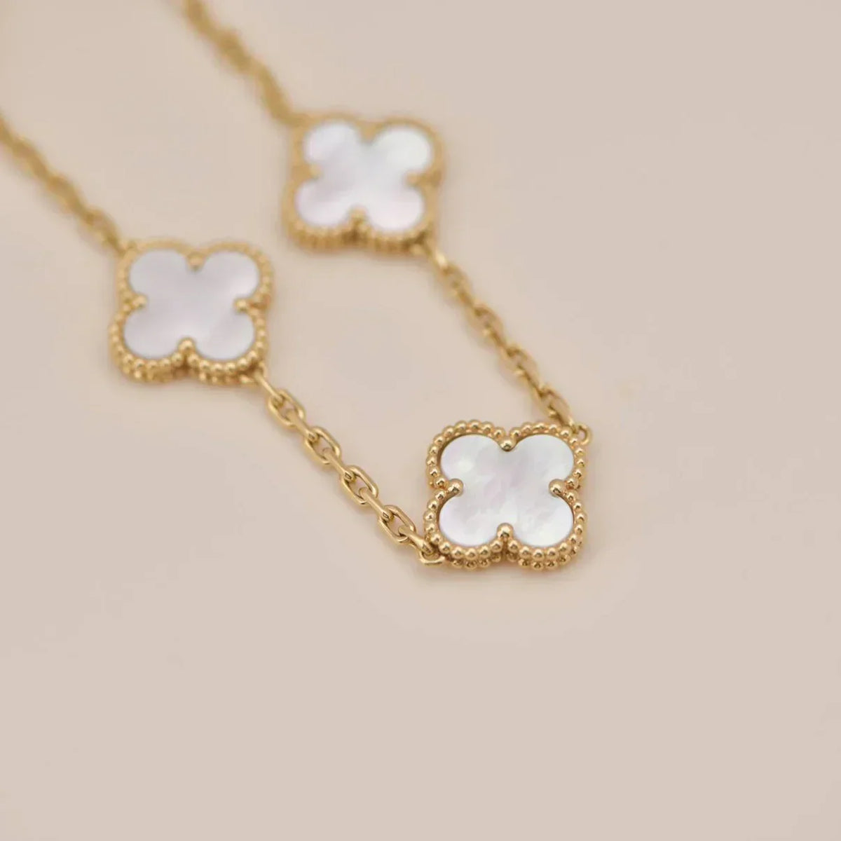 [ORA]CLOVER ARMBAND-KOLLEKTION MIT 5 MOTIVEN IN WEISSEM PERLMUTT